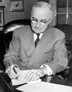 Truman com lenço de bolso de gravata e broche maçônico de lapela 1950
