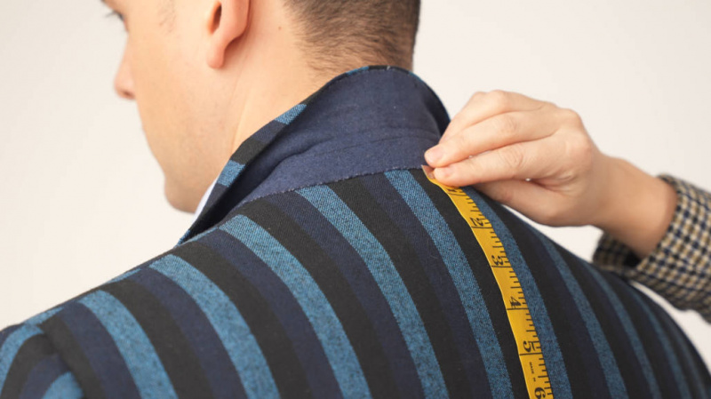 Mesurer la longueur de la veste à partir du haut de la colonne vertébrale où le col reposerait