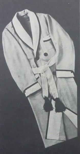 Een zwart-witfoto van een vintage kamerjas
