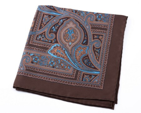 Quadrado de bolso de seda em marrom com paisley azul - Fort Belvedere