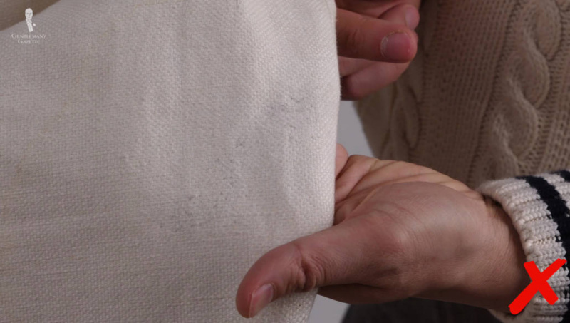 Utilisez la brosse à vêtements correctement pour éliminer efficacement la poussière, la saleté et ne pas endommager votre vêtement.