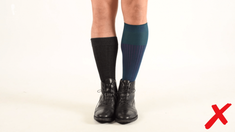 Чарапе Форт Белведере (десно) су боља вредност од јефтиних чарапа (лево), јер остају подигнуте на нози и временом ће се показати издржљивијима. (На слици: ребрасте чарапе у црној и љубичастој пругасти сенки из Форт Белведере)