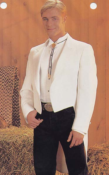 Jaqueta spencer branca com calça preta, fivela de cinto enorme e camisa inusitada
