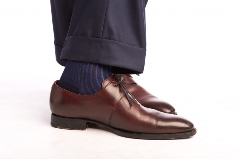 shadow-stripe-ribbed-socks-dark-navy-blue-royal-blue-fil-decosse-cotton-fort-belvedere-paired-with-derby-shoes (高品質のメンズウェアの例)