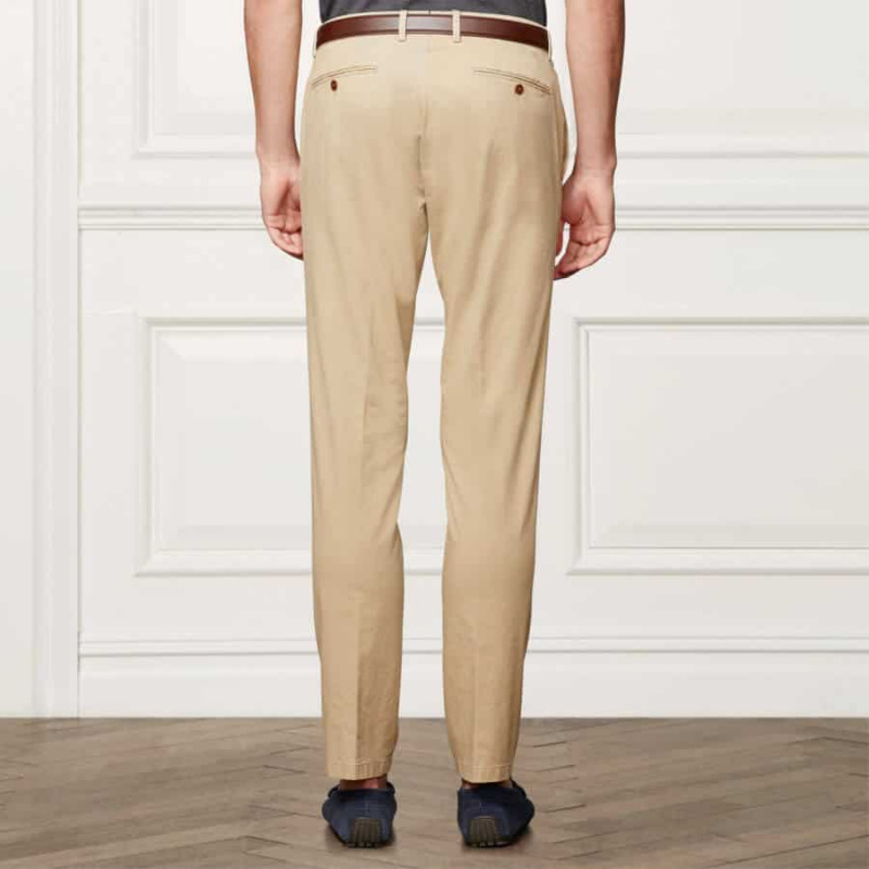 Klasické světle hnědé khaki kalhoty s vroubkovanou zadní kapsou s knoflíkem a poutky na opasek, které se nosí při jízdě