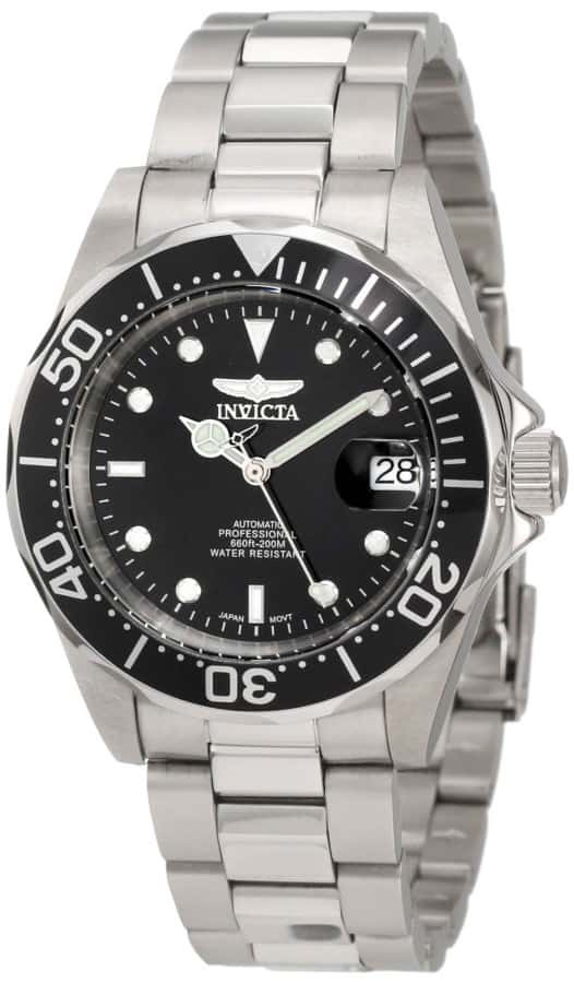 En Invicta-klocka som nära liknar klassiska lyxdykklockor som Rolex Submariner