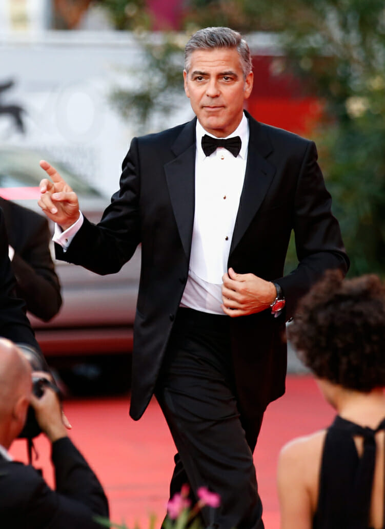George Clooney ve smokingu s vroubkovanou klopou bez cummerbundu