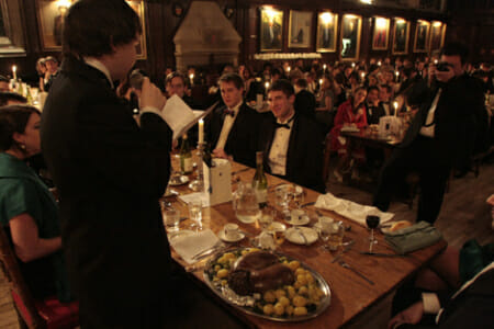 Oslavy Burns Night na Oxfordské univerzitě.