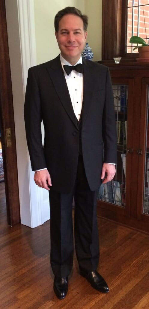 Stephen Ozcomert en cravate noire avec 4 clous de chemise visibles