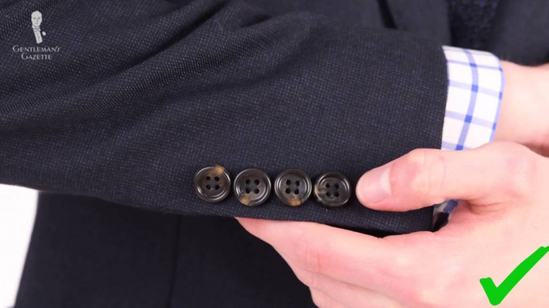 As mangas tinham quatro botões, mas sem furos, o que facilitava alargá-los ou encurtá-los.