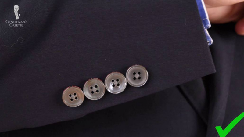 Botões de madrepérola em um blazer Brooks Brothers.