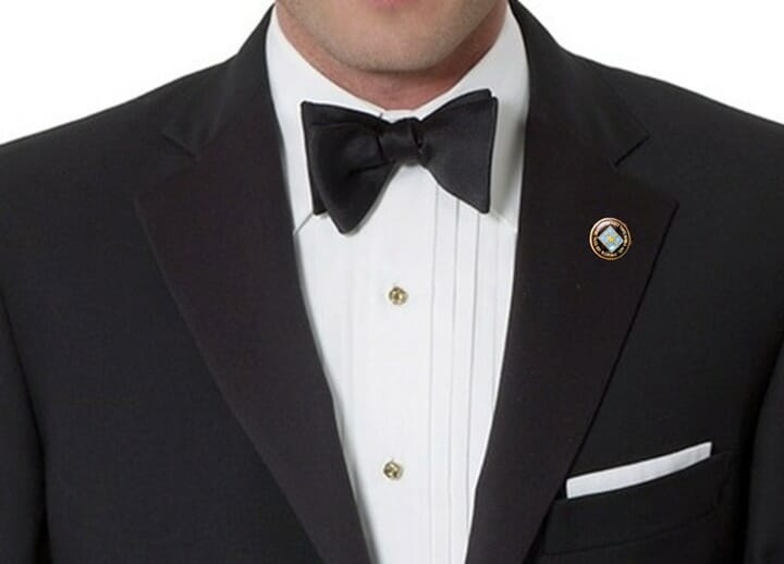 Odijelo Brooks Brothers s crnom kravatom i iglom američke zastave na rupici na reveru