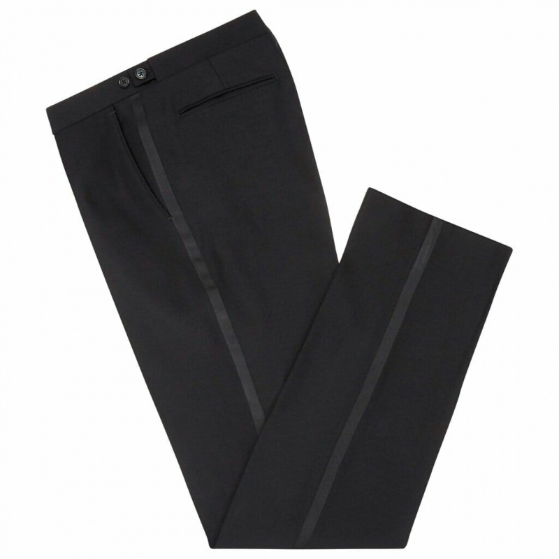 Pantalon à cravate noire typique, avec des ajusteurs latéraux et une rayure en soie (ou galon / tresse).