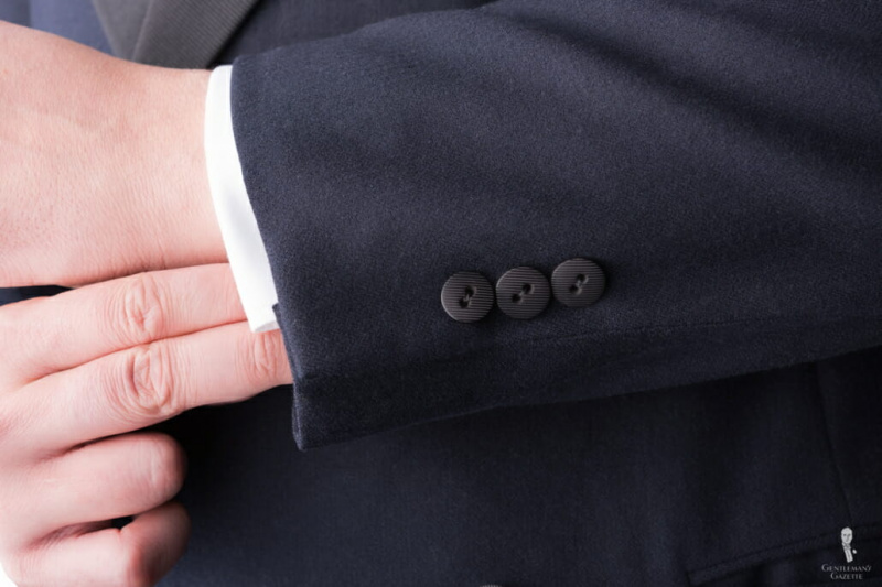 このヴィンテージ ジャケットの袖ボタンは、袖ごとに 3 つあり、かすかなテクスチャが特徴です。