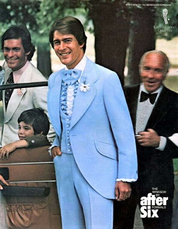 1970 年代の仕立て屋のどん底までには、パウダー ブルーのレジャー スーツ アンサンブルが考えられていました。