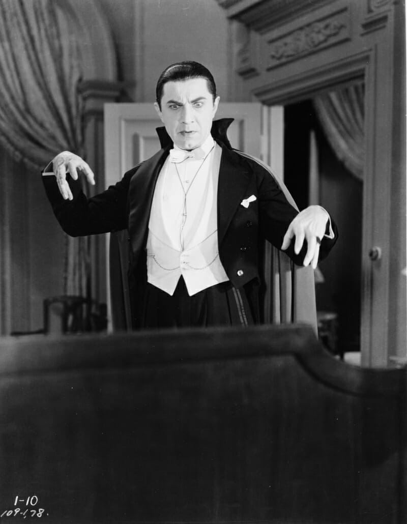 Bela Lugosi comme Dracula - notez la double chaîne de montre albert deux clous de chemise, la double tresse glaon et le pince nez sur une chaîne autour de son cou