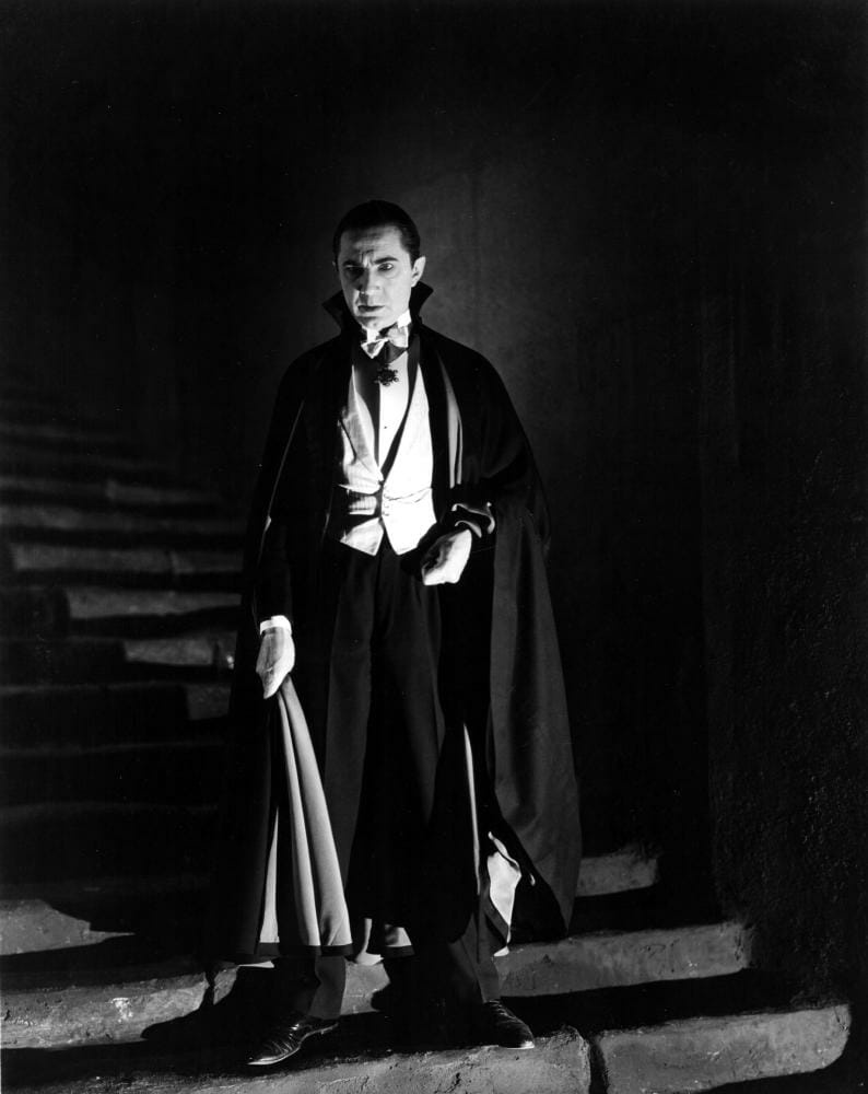Bela Lugosi dans le rôle de Dracula en cravate blanche avec commande de tour de cou et cape du soir 1931