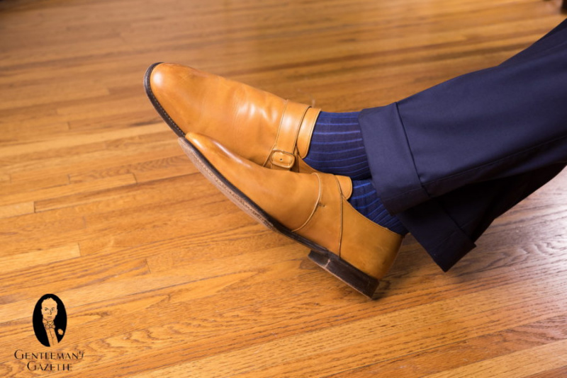 Bretelles simples marron clair avec un pantalon bleu marine et des chaussettes bleu foncé et bleu roi à rayures ombrées