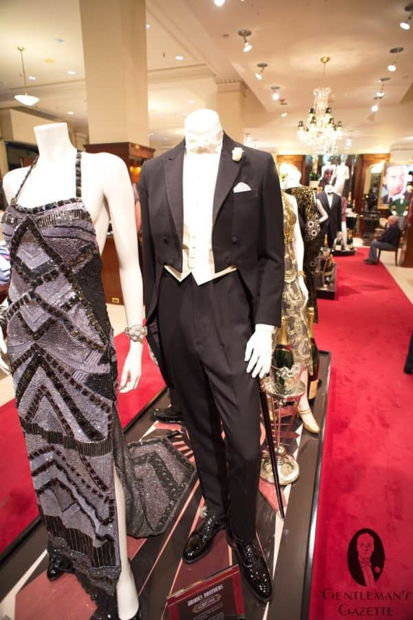 Úchvatné večerní šaty a frak Gatsby se 2 ozdobnými knoflíky na každé straně