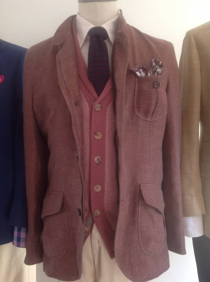 Cardigan, měkký kabát s našitou kapsou, pletená kravata a tečkovaná košile