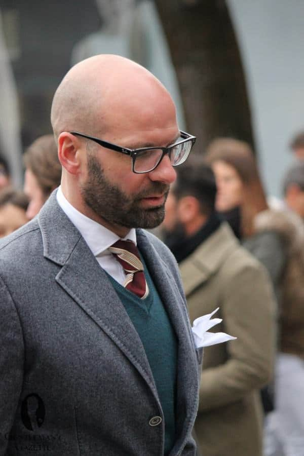 Šedé diagonální keprové sako s pletenou vestou a pruhovanou hedvábnou kravatou