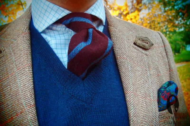 Gilet pull en alpaga bleu avec cravate en laine et pochette cachemire par Fort Belvedere