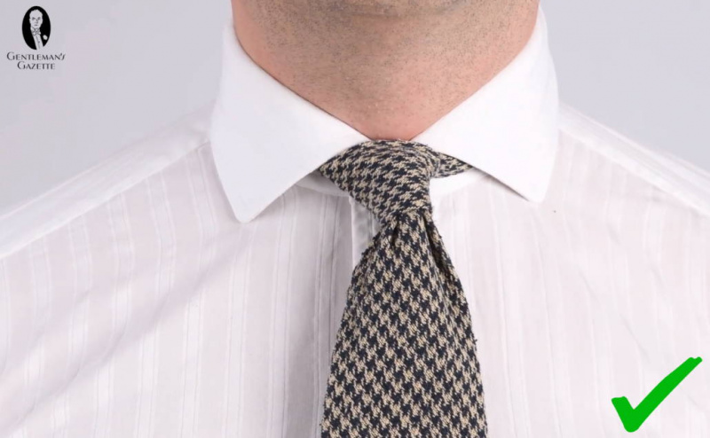 Un nœud à quatre mains peut fonctionner avec un col écarté si la cravate est plus épaisse et plus volumineuse. (Photo : Cravate en soie Bourette pied-de-poule en bleu marine et beige - Fort Belvedere)