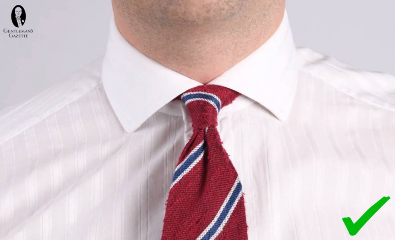Un nœud Kelvin, illustré ici avec la cravate en soie Shantung rayé rouge foncé, bleu et blanc de Fort Belvedere