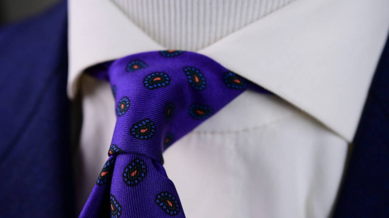Оријентални чвор кравате са свиленом краватом Маддер у љубичастој са Пејзлијем из тврђаве Белведере