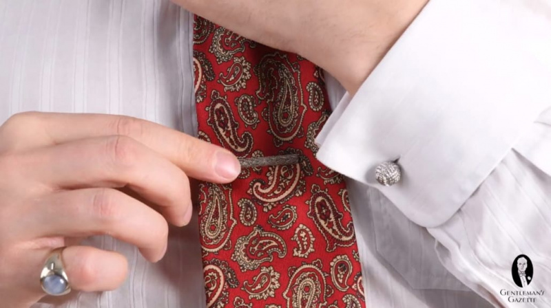 Ajouter une pince à cravate vintage à une cravate