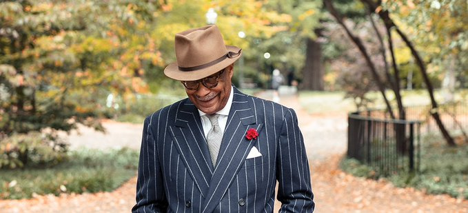 Dr. Andre Churchwell Panama-hatulla ja raidallinen puku muita asusteita
