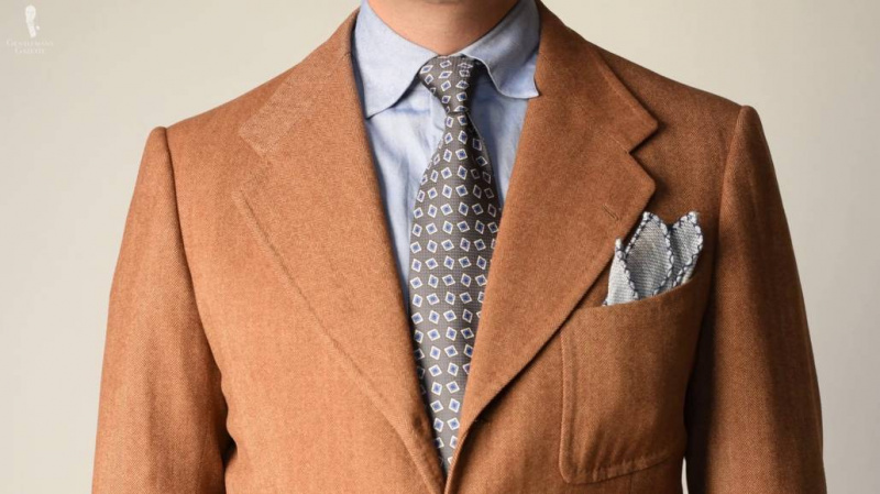 Manteau sport en tweed Donegal marron, chemise à col bleu et accessoires aux nuances de bleu de Fort Belvedere