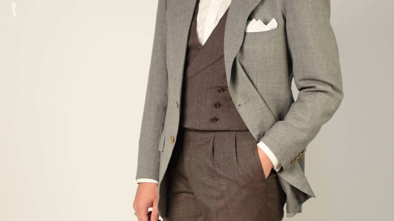 Slušivá vesta a kalhoty z trojdílného obleku v kombinaci s kontrastním sakem.