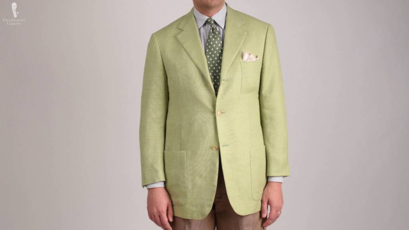 Casaco esportivo de linho verde combinado com calça marrom