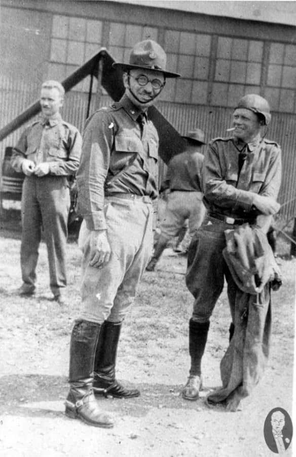 Труман са брковима на обуци резервиста у Форт Рајли, Канзас, јула 1927