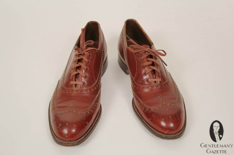 Црвенкасто браон оксфордске ципеле са крилним врховима - обратите пажњу на укрштене везе