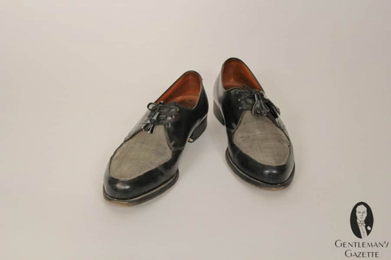 Сива тканина - црне кожне двобојне ципеле из 1950. године