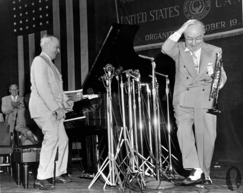 Truman en costume de couleur claire et chaussures Oxford