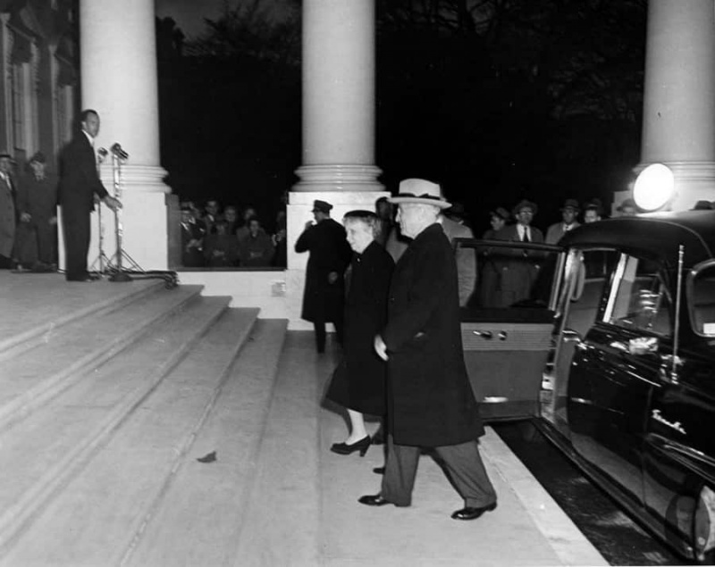 Truman en chaussures sombres le 27 mars 1952, lors du retour de la famille Truman à la Maison Blanche après des rénovations