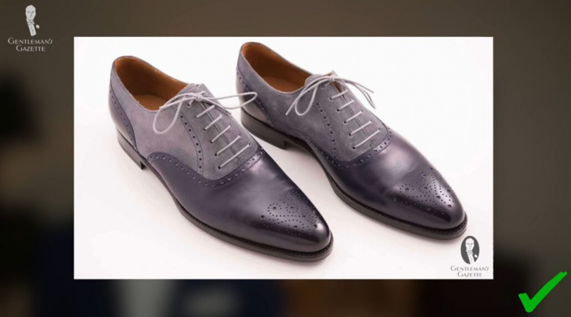 Sapatos Spectator em uma combinação cinza e azul (na foto: cadarços cinza claro em algodão encerado de luxo redondo de Fort Belvedere)