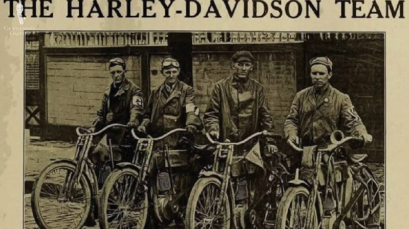 Les premiers motards Harley Davidson portant la première série de la veste Perfecto