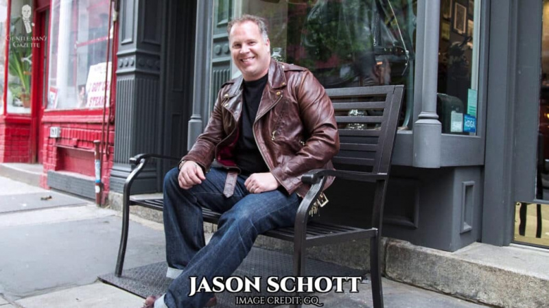 Jason Schott COO et petit-fils du fondateur assis sur un banc portant une veste perfecto
