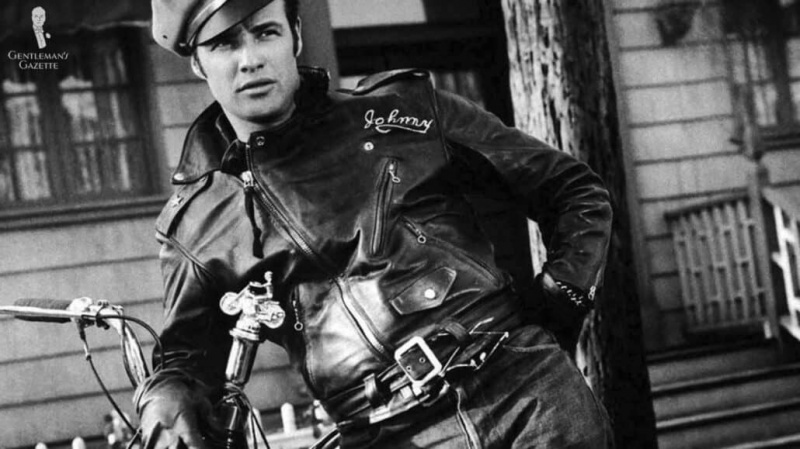 Marlon Brando má na sobě perfektní bundu a opírá se o motorku.
