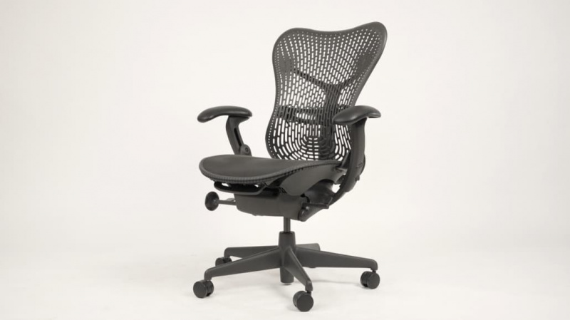 Herman MIller Mirra 2 židle v černé barvě