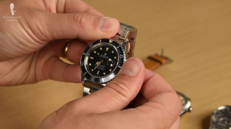 Raphael upravující nastavení času hodinek Rolex Sportswatch