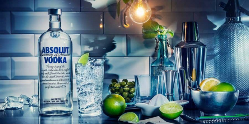 Absolut Vodka Ad avec citrons verts, bouteilles de vodka et fournitures de bar