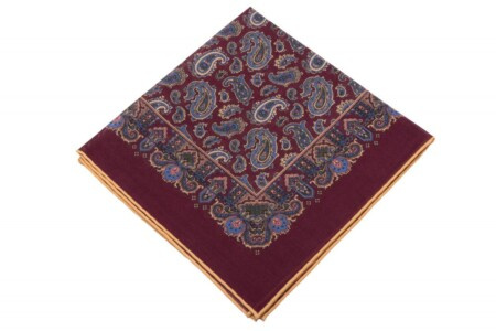 Pochette de costume en laine de soie bordeaux avec cachemire en beige, bleu, vert et rose et bord beige - Fort Belvedere
