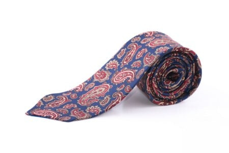 Маддер свилена кравата у плавој боји са буфом и црвеним пејзлијем