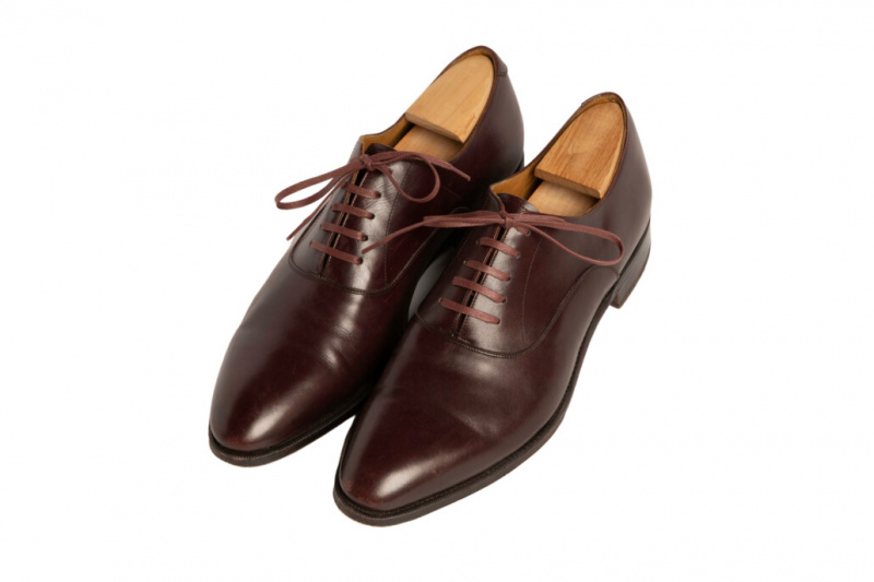 Sapato Oxford de bico fino marrom usado com calça e meias azuis