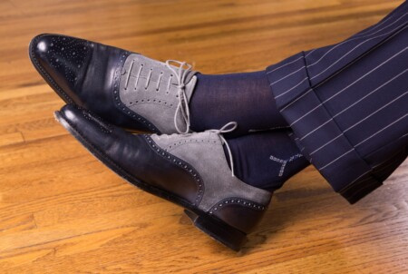 Botas chelsea marrom escuro com meias caneladas marrom claro e azul Shadow Stripe por Fort Belvedere com calça xadrez glen